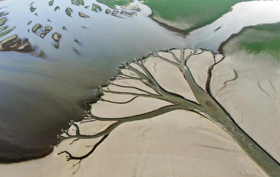 Nước chảy qua các mương mới đào ở lòng hồ Bà Dương (ảnh: AP)