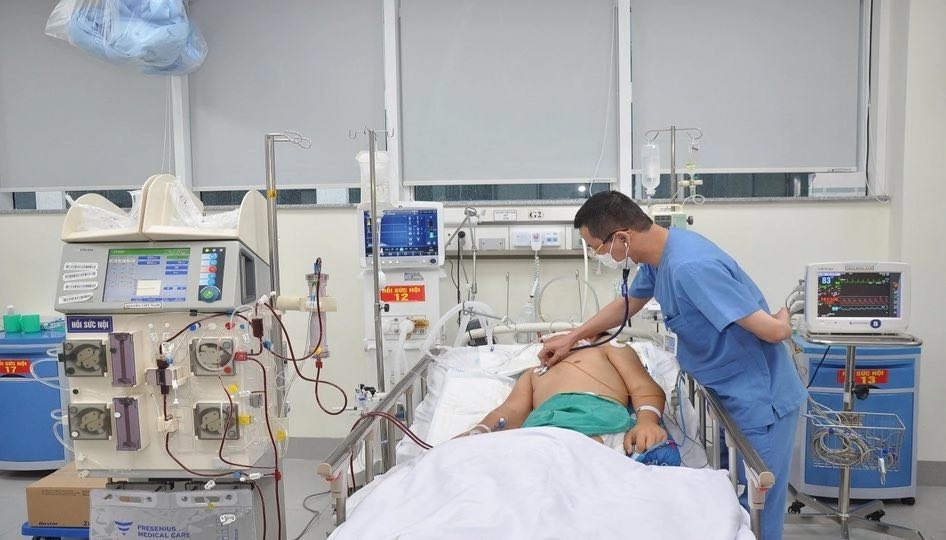 TS Phạm Thái Dũng, Chủ nhiệm khoa A27, thăm khám cho bệnh nhân.