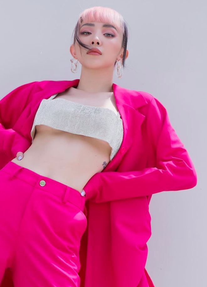 Tiểu Vy phối đẹp kiểu áo crop top bằng gang tay - 4