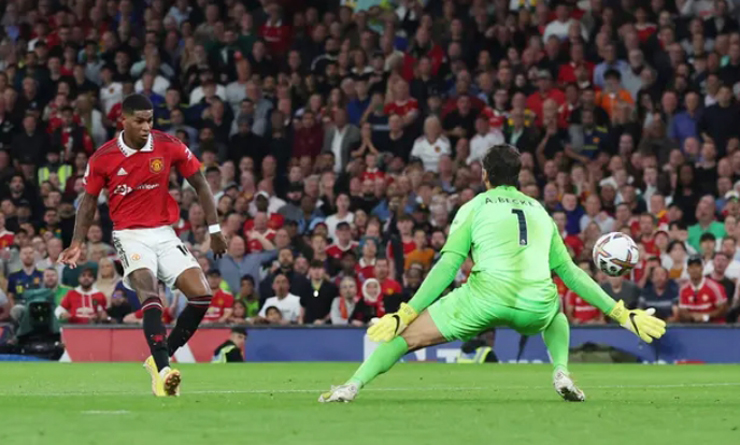 Rashford "gieo sầu" cho Liverpool ngay đầu hiệp 2