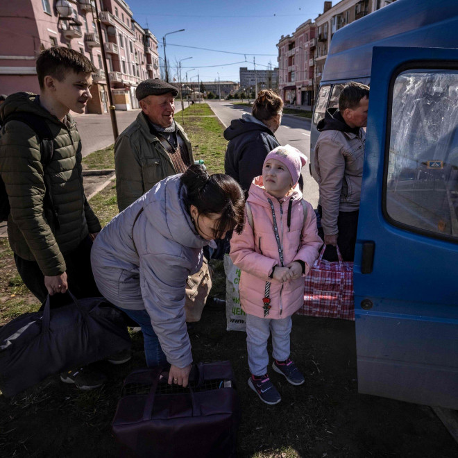 Một báo cáo do Ngân hàng Quốc gia Ukraine công bố đã tiết lộ tỷ lệ thất nghiệp ở nước này tăng gấp ba lần lên mức 35%, có nghĩa là 5,2 triệu người trong độ tuổi lao động đang tìm kiếm việc làm khi các doanh nghiệp tiếp tục đóng cửa hàng loạt.