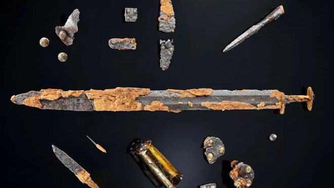 Một số hiện vật được khai quật từ các ngôi mộ Trung Cổ - Ảnh: Văn phòng nhà nước về Bảo tồn di tích ở RPS / Yvonne Mühlei