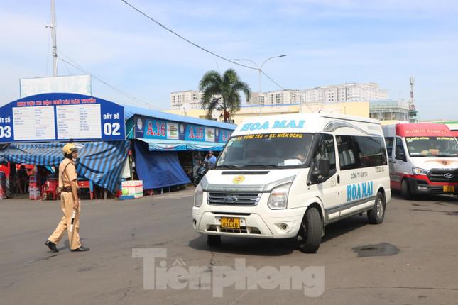 9h sáng, lực lượng làm nhiệm vụ đã ra hiệu dừng xe và kiểm tra đối với nhiều lượt tài xế điều khiển xe khách xuất bến.