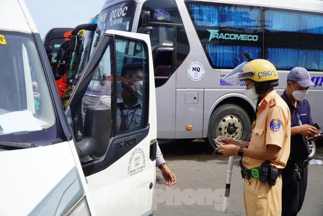 TPHCM: CSGT vào bến xe kiểm tra đột xuất nồng độ cồn, ma túy đối với tài xế - 3