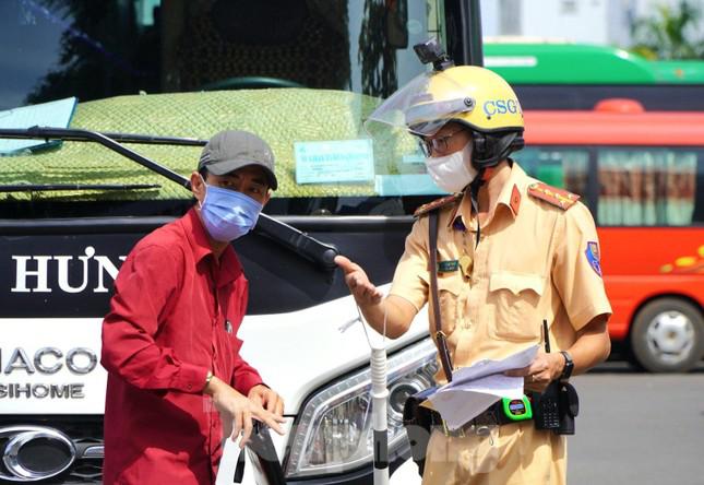 Sau đó mời tài xế vào chốt kiểm tra.