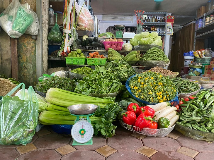 Giá rau, củ, quả và thực phẩm tại các chợ vẫn cao chót vót, không giảm theo giá xăng.