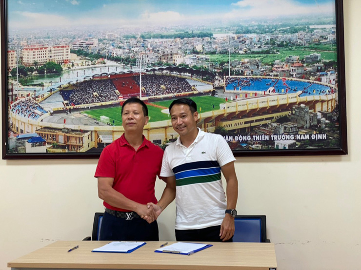 Trợ lý ΗLѴ Park Hang Seo ngồi ghế nóng CLB Nam Định - 3