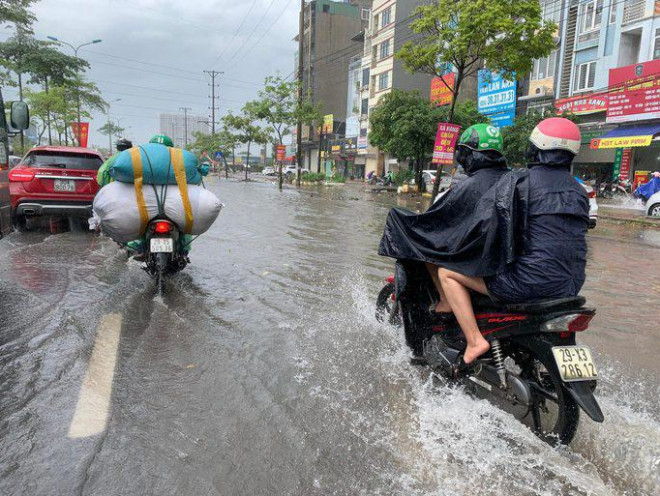 Dù chỉ mưa ngắn nhưng nhiều tuyến phố đã ngập