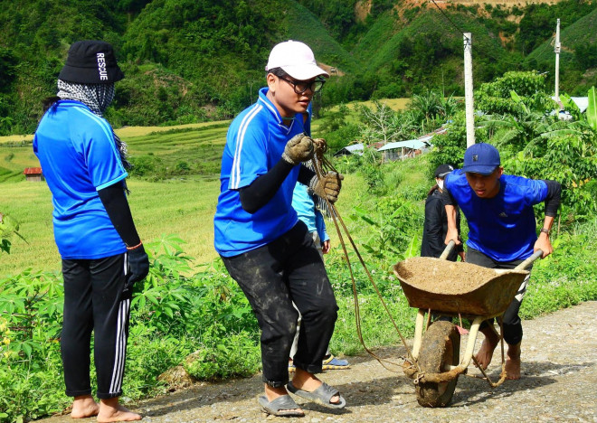 Nhóm bạn trẻ san ủi đồi dốc, xây khu vui chơi cho trẻ em miền núi - 4