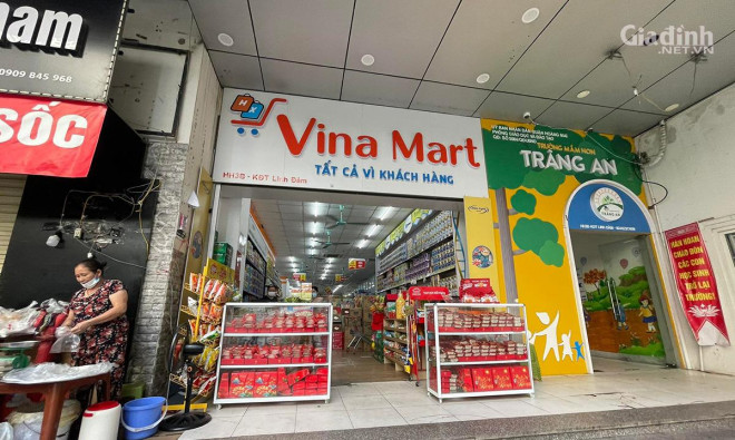Cửa hàng tiện tích Vina Mart ở KĐT Linh Đàm (Hoàng Liệt, Hoàng Mai, Hà Nội) công khai bán đồ chơi Trung thu có hình "đường lưỡi bò".