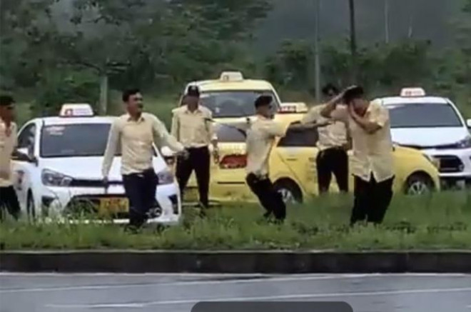 Nhóm tài xế taxi dùng thắt lưng quất túi bụi một đồng nghiệp (ảnh cắt từ clip)