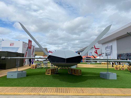 Ngoài ra chiếc UAV này còn đi kèm một nhóm phụ trợ gồm 10 - 12 máy bay không người lái cỡ nhỏ Molniya (cũng đang trong quá trình phát triển), được phóng đi từ một phương tiện khác, nhưng điều khiển chúng trực tiếp vẫn là UAV Grom.