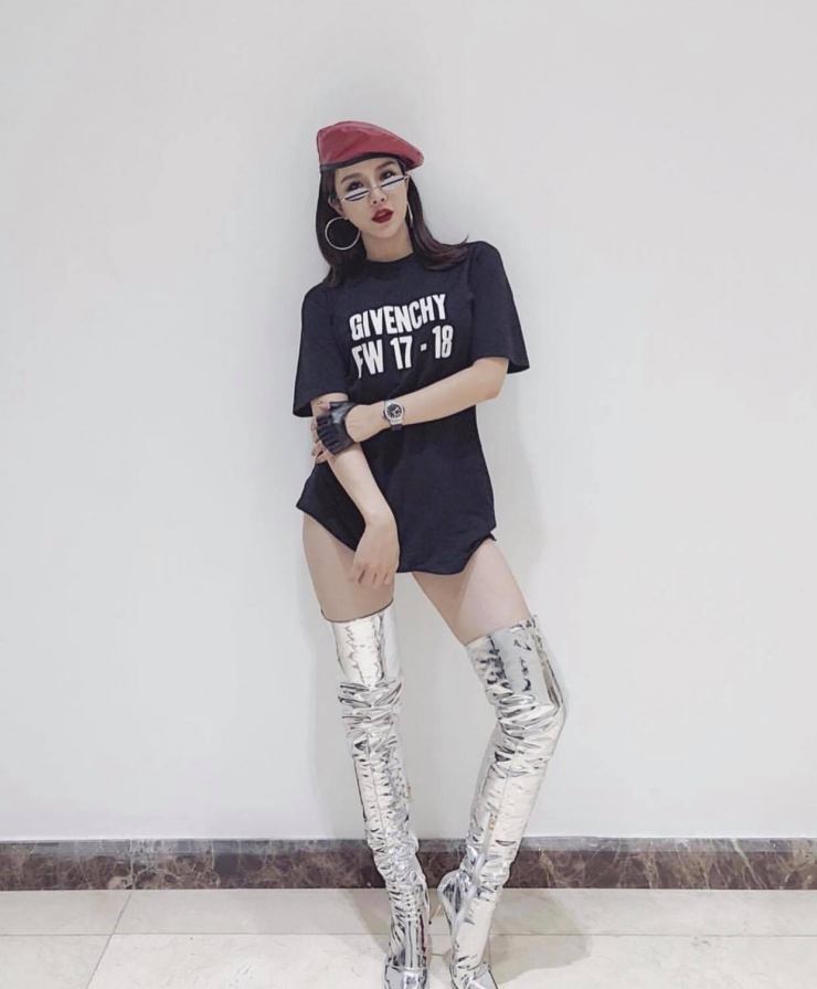 Mẹ 2 con thời thượng hơn khi&nbsp;chọn đi boots dài qua gối, ánh kim chất chơi.&nbsp;
