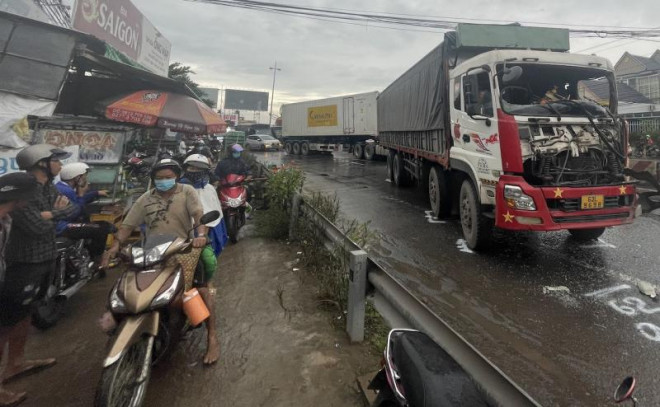 Tai nạn xảy ra vào giờ cao điểm, dẫn đến ùn tắc nghiêm trọng