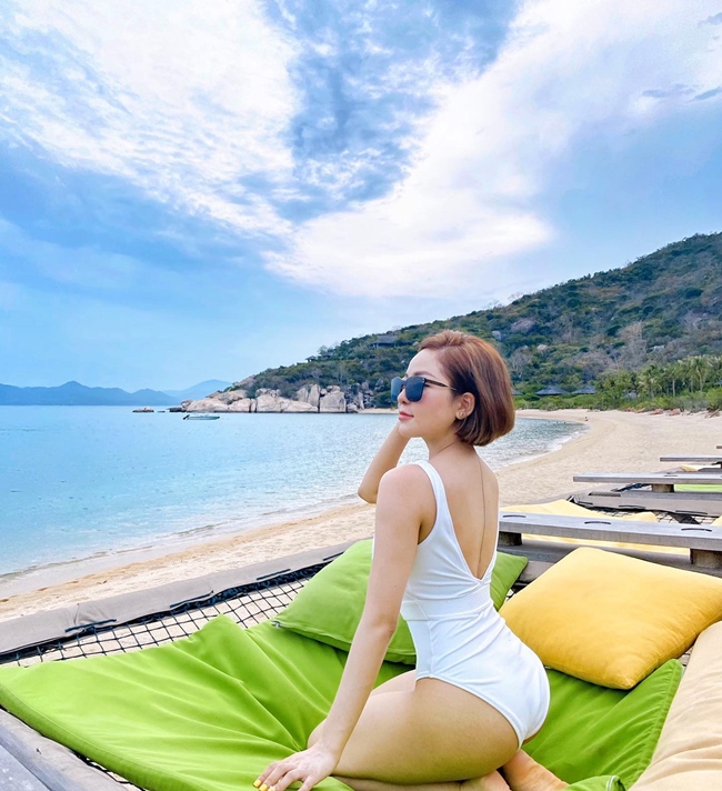 Trâm Anh được khen ngợi ngày càng trẻ trung và gợi cảm. Những bức ảnh hot girl xứ Thanh chia sẻ luôn nhận được “bão” like.
