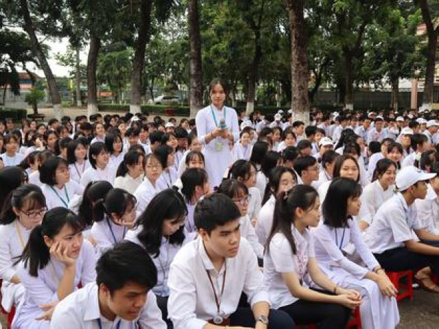 Bình Phước ra công văn cấm mua bán đồng phục trong nhà trường