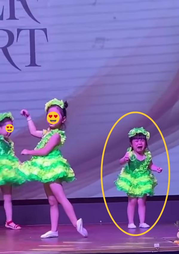 Bé gái òa khóc trên sân khấu mặc cho các bạn đang hăng say múa.