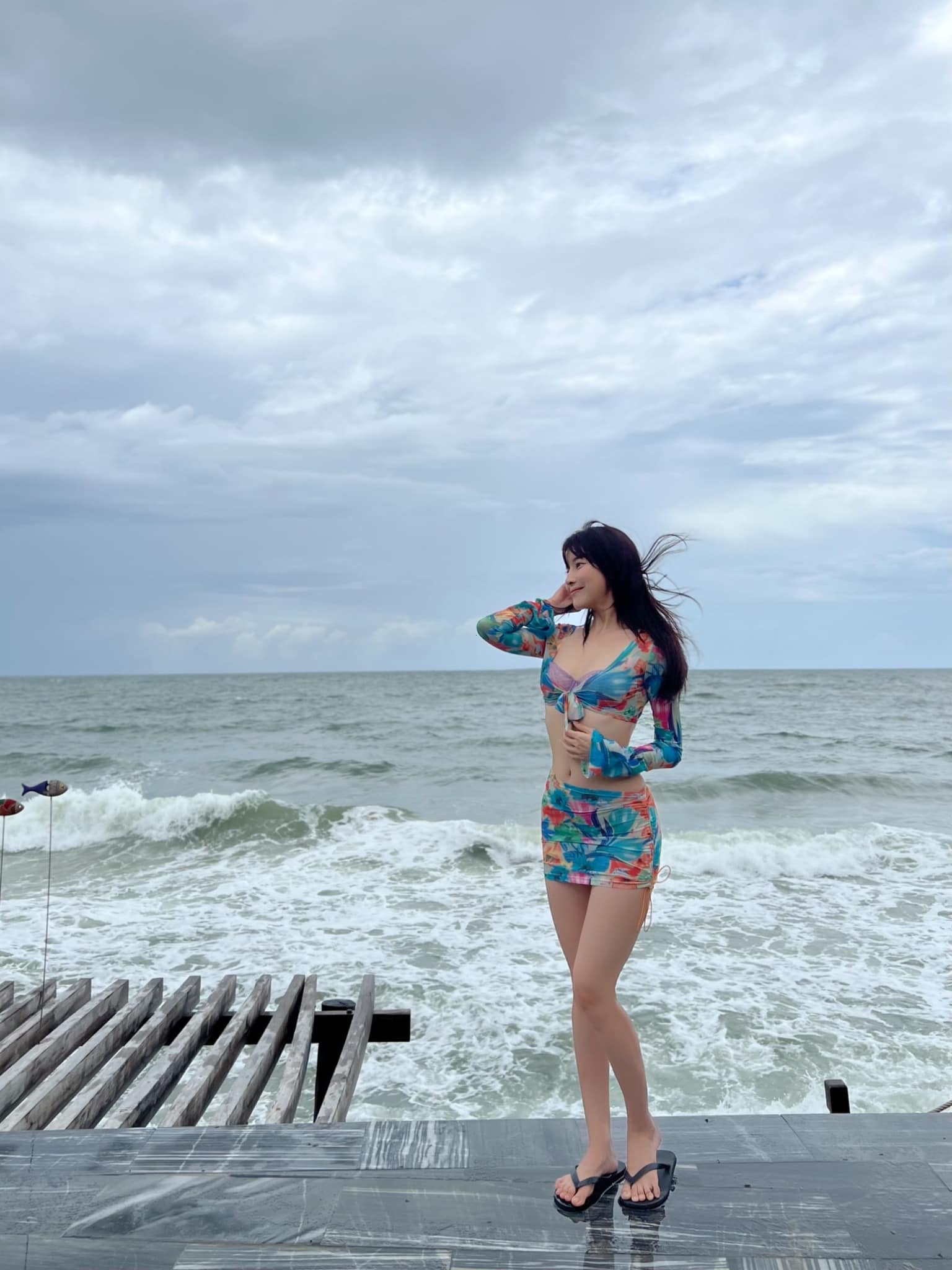 "Nữ thiếu úy" phim "Bão ngầm" diện đầm mong manh thay bikini đi tắm biển? - 12