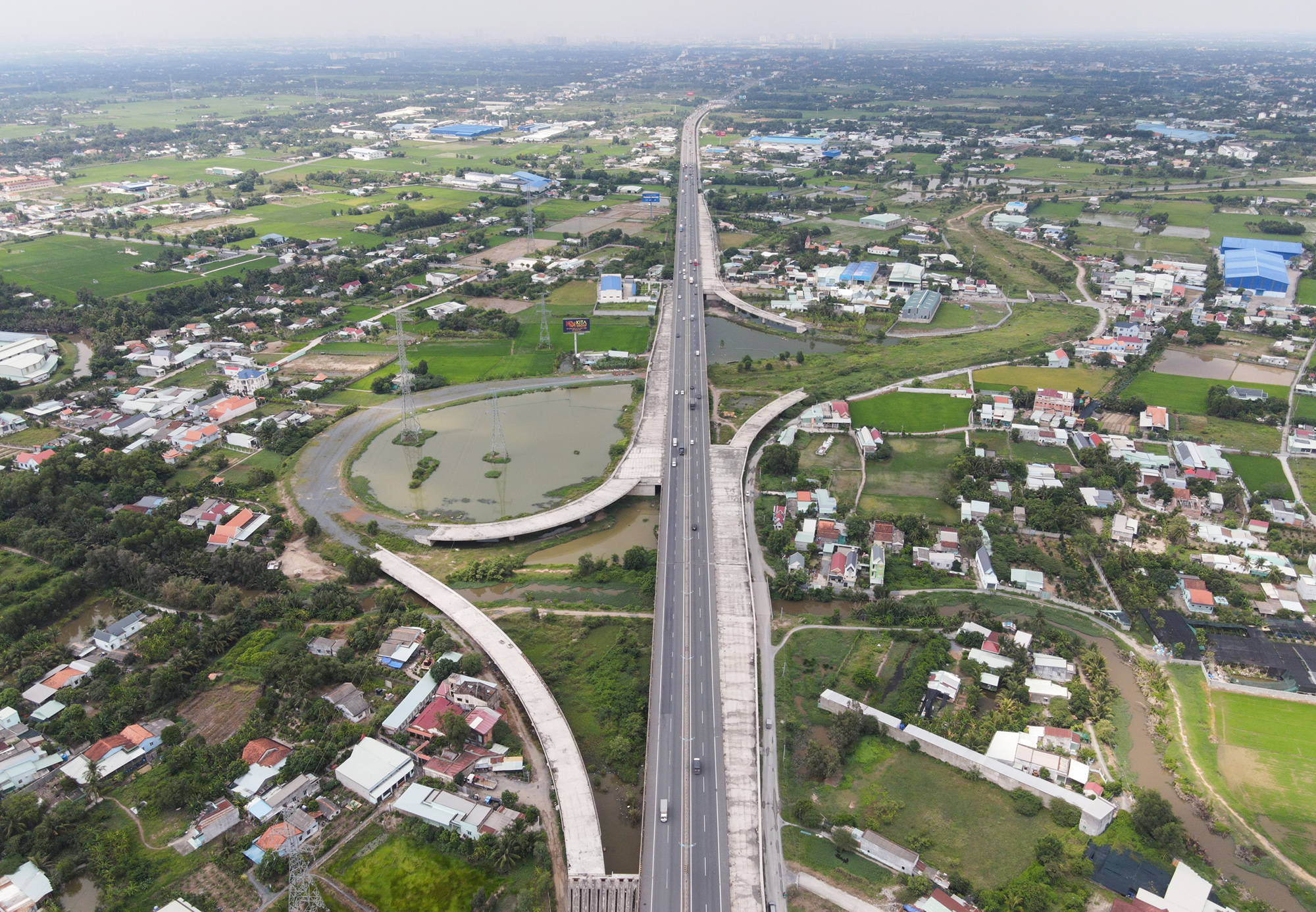 Cao tốc Bến Lức - Long Thành dài gần 58km, vốn đầu tư hơn 31.000 tỷ đồng, được khởi công tháng 7/2014, đi qua các tỉnh Long An, TP.HCM và Đồng Nai. Đây là dự án đường bộ cao tốc dài và lớn nhất miền Nam, dự kiến thông xe cuối năm 2018. Điểm đầu của cao tốc đi qua huyện Bến Lức (Long An) dài gần 5km, kết nối với cao tốc TP.HCM - Trung Lương. Tại đây, các nhánh đường dẫn kết nối 2 tuyến với nhau chỉ mới xây dựng được một số đoạn, hiện hạng mục này đang dừng thi công.
