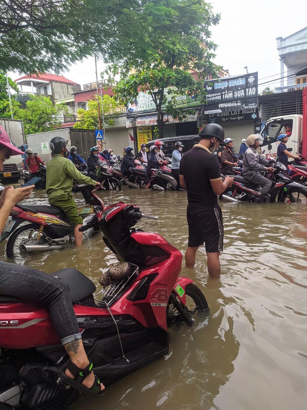 Đường ngập lại thêm tắc vào giờ đi làm buổi sáng khiến nhiều phương tiện không thể di chuyển. Ảnh page Hải Phòng