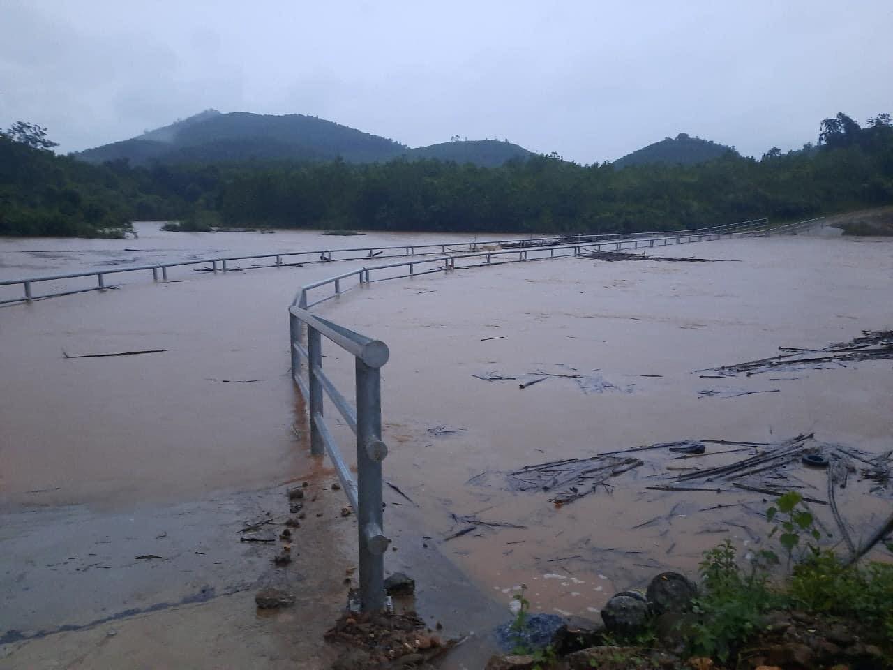 Trung tâm Dự báo khí tượng thủy văn Quốc gia dự báo, ngày hôm nay (26/8), mưa còn tiếp diễn ở miền Bắc, cục bộ có mưa to đến rất to và dông kèm gió giật mạnh, tổng lượng mưa tích lũy phổ biến 50-100mm, có nơi trên 150mm. Nguy cơ ngập lụt ở vùng trũng thấp và sạt lở, lũ quét ở vùng núi. Ảnh: Quảng Ninh Tất Tần Tật