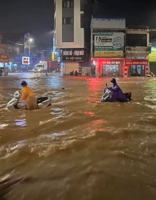 Mưa lớn kéo dài nhiều giờ đồng hồ liên tục đã khiến nhiều tuyến đường ở 2 tỉnh này ngập sâu trong nước. Ảnh: Quảng Ninh Tất Tần Tật