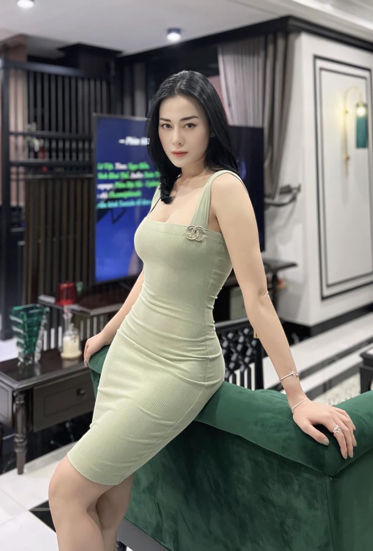 Nữ diễn viên khoe trọn hình thể chuẩn đẹp đồng hồ cát với váy bodycon.
