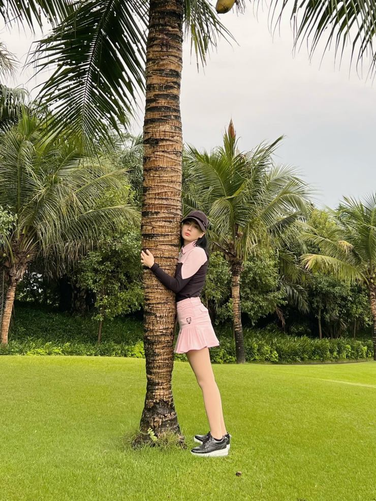 Không những thế, Phương Oanh còn được đánh giá cao về gu thời trang mỗi lần ra sân chơi golf.
