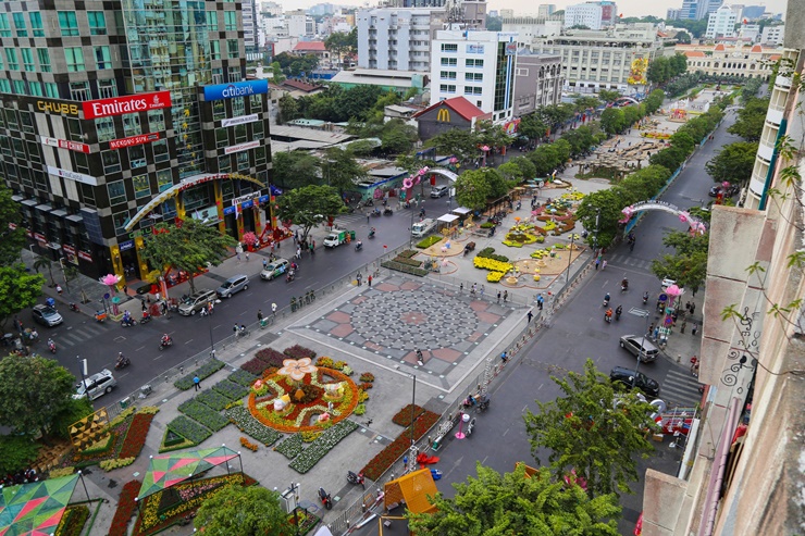 Trên trục đường Lê Lợi (quận 1) toạ lạc nhiều văn phòng cao cấp, khách sạn và trung tâm thương mại sang trọng như: Saigon Centre, Takashimaya Vietnam.
