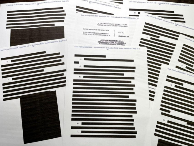 FBI thu giữ 11 bộ hồ sơ mật, trong đó có tài liệu dán nhãn "tối mật" sau khi xét nhà ông Trump ngày 8-8. Ảnh: REUTERS