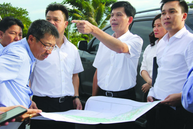 Thứ trưởng Bộ GTVT Lê Anh Tuấn trong một lần kiểm tra tiến độ thi công sân bay Long Thành