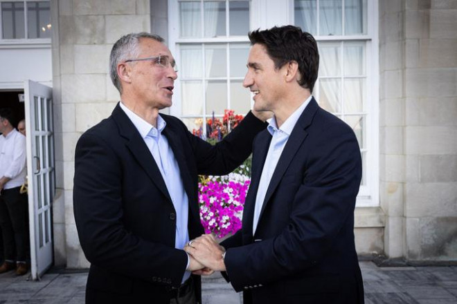 Tổng Thư ký NATO Jens Stoltenberg (trái) trong cuộc gặp Thủ tướng Canada Justin Trudeau hôm 25-8. Ảnh: NATO