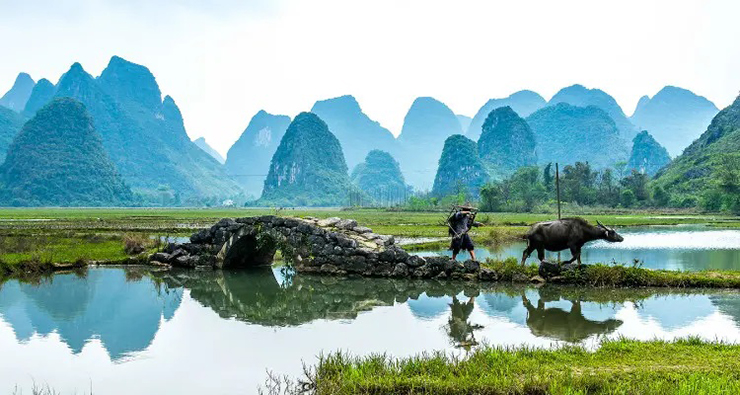 Quế Lâm: Sông Li ở Quế Lâm giống như một kiệt tác nghệ thuật, được bao bọc bởi những ngọn núi đá vôi tuyệt đẹp. Nơi đây được xếp vào danh sách '10 kỳ quan trên mặt nước hàng đầu' trên thế giới bởi Tạp chí Địa lý Quốc gia của Mỹ và '15 dòng sông tuyệt nhất cho du khách' của CNN Travel.
