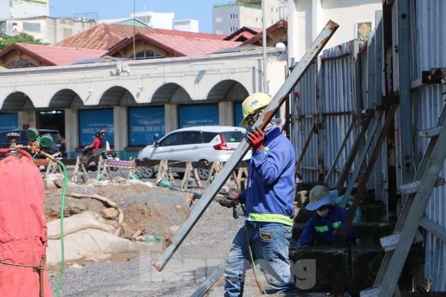 Tháo dỡ rào chắn cuối cùng, mặt tiền chợ Bến Thành &#34;lộ diện&#34; sau 8 năm - 7