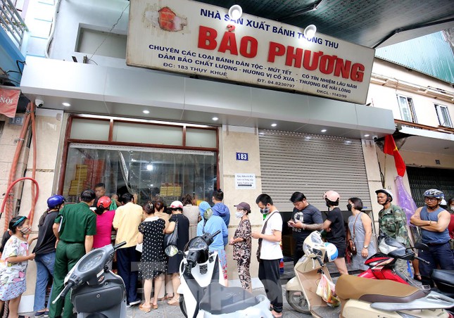 Ngay từ đầu giờ sáng, đã có rất đông người xếp hàng chờ mua bánh trung thu ở một tiệm bánh gia truyền trên phố Thụy Khuê.