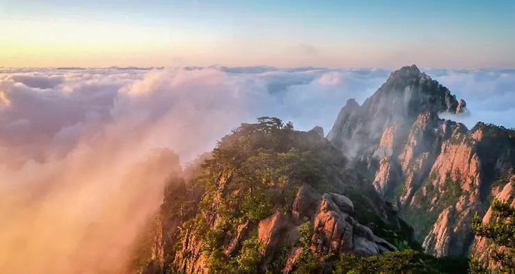 Hoàng Sơn: Những ngọn núi huyền bí và sương mù này được coi là đẹp và nổi tiếng nhất ở Trung Quốc. Các điểm thu hút kinh điển của nó bao gồm &#34;bốn kỳ quan thiên nhiên&#34;: cây thông kỳ dị, những tảng đá có hình dạng kỳ lạ, biển mây và suối nước nóng.
