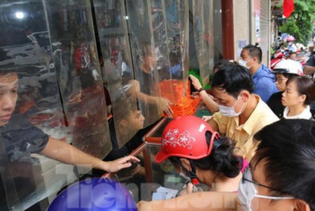 Người Hà Nội xếp hàng ''rồng rắn'' cả tiếng để mua bánh trung thu