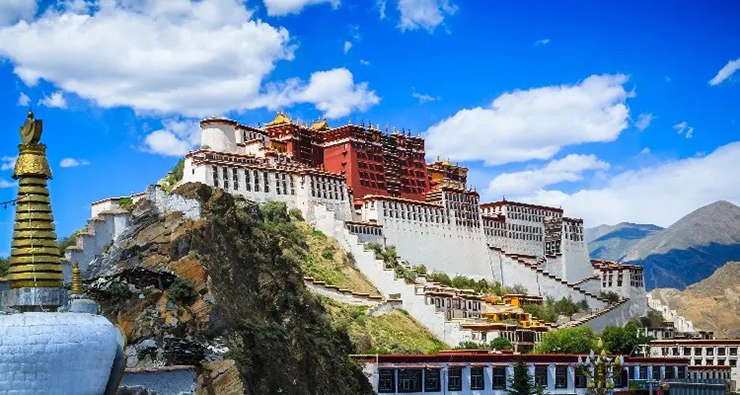 Tây Tạng: Tây Tạng nằm trong dãy Himalaya, lưu giữ trí tưởng tượng của du khách về Shangri-la đã mất. Từ những hồ thiêng hoang sơ đến đỉnh cao nhất thế giới - đỉnh Everest; từ đồng cỏ Changtang hoang sơ rộng lớn đến tận sâu hẻm núi Yarlung-Tsangpo, nóc nhà của thế giới tràn ngập vẻ đẹp kỳ vĩ và nguyên sơ.
