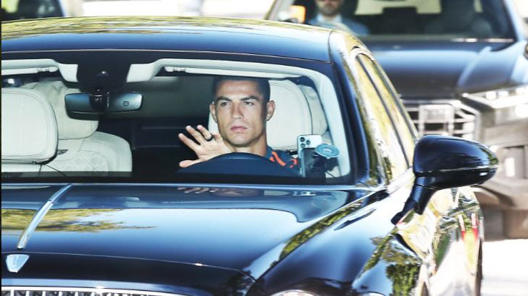 Ronaldo lái xe đến sân tập của "Quỷ đỏ" ngày&nbsp;26/8