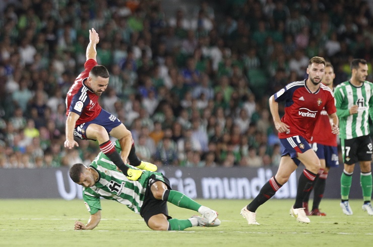 Real Betis (áo sọc xanh trắng) thắng nghẹt thở