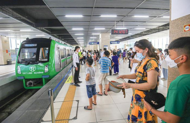 Đến nay, lượng hành khách đi tàu Cát Linh - Hà Đông đã tăng khoảng 2,5 lần so với thời điểm giãn cách xã hội; bình quân vận chuyển ngày thường từ 22.000 - 24.000 hành khách, cuối tuần là 25.000 - 30.000 hành khách - Ảnh: Tạ Hải