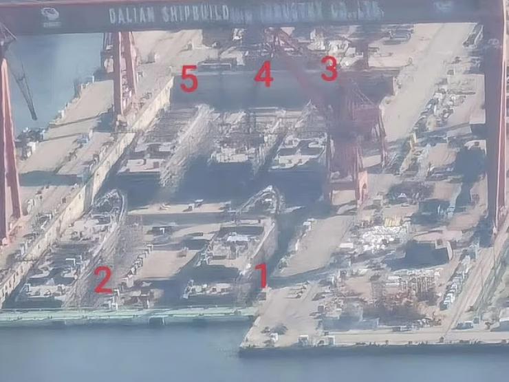 Trung Quốc lộ ảnh đóng cùng lúc 5 tàu chiến mang tên lửa?