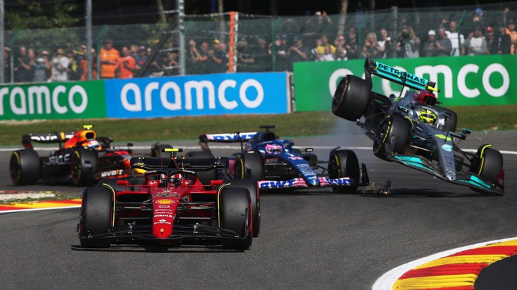 Hamilton (phải) bỏ cuộc sớm sau va chạm với Alonso