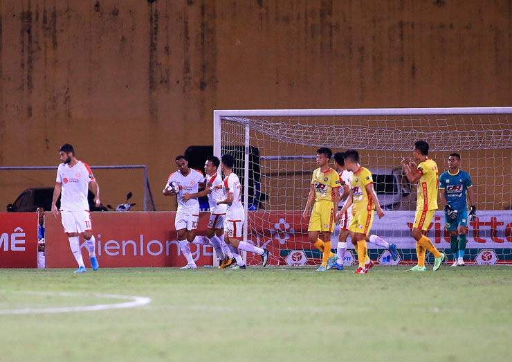 Pedro Paulo dứt điểm chính xác từ chấm đá phạt đền để gỡ hòa 1-1 cho Viettel