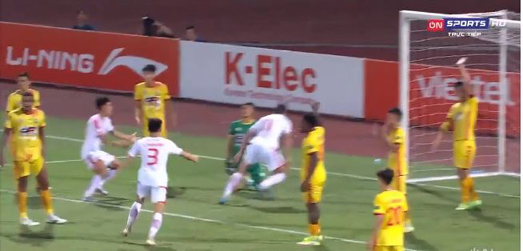 Jaha đánh đầu nâng tỷ số lên 2-1 cho đội chủ nhà Viettel