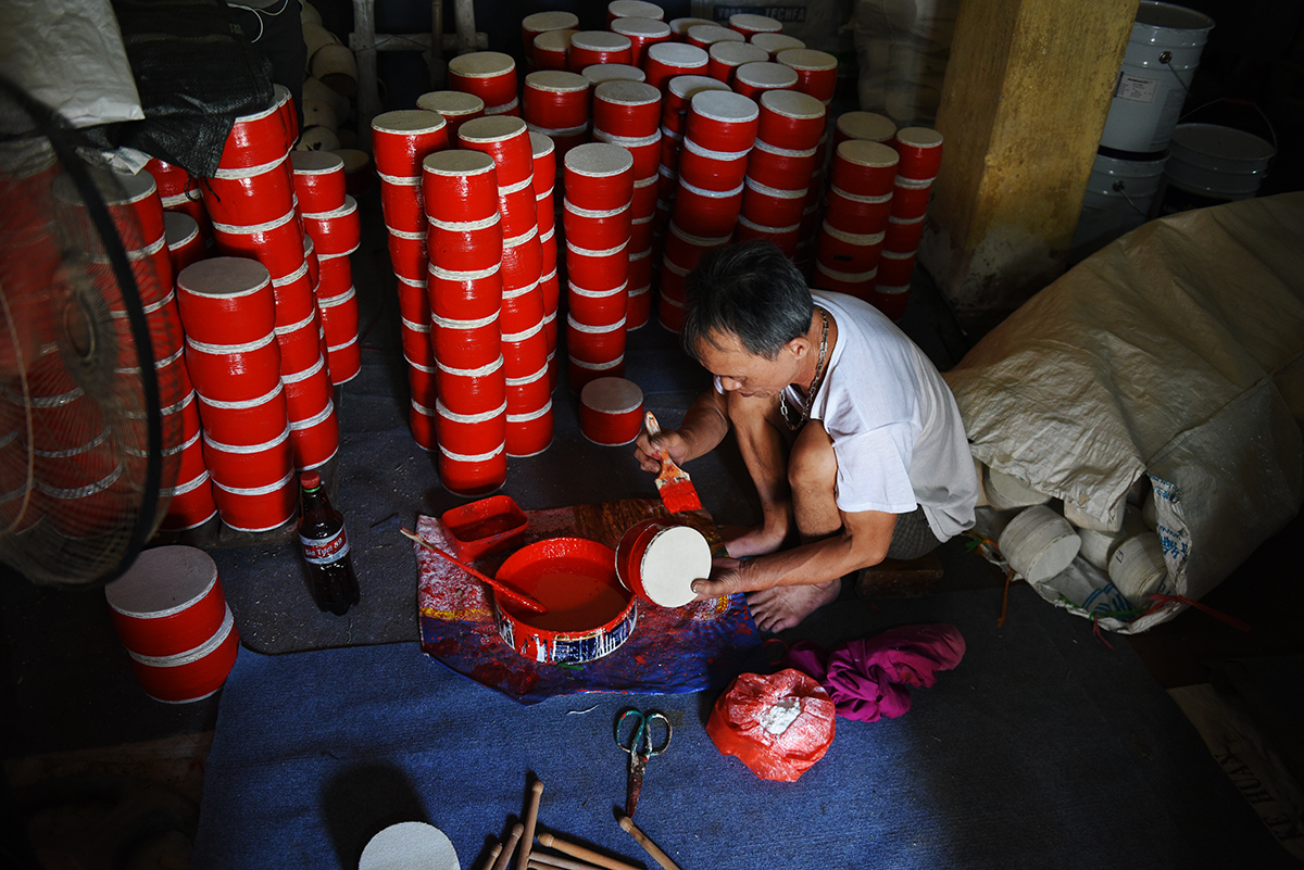 Sau khi đóng mặt trống xong, người thợ sẽ sơn đỏ xung quanh tang trống và đóng tai. Giá thành tuiỳ thuộc vào kích cỡ, mỗi chiếc dao động từ 20.000 – 100.000 đồng.