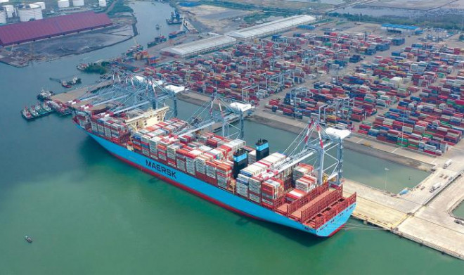 Tàu Magrethe Maersk cập cảng Cái Mép