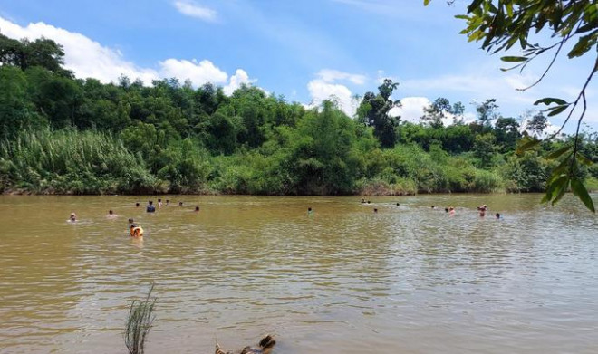 Người dân địa phương cùng lực lượng chức năng tìm kiếm tung tích nạn nhân trên sông Khang