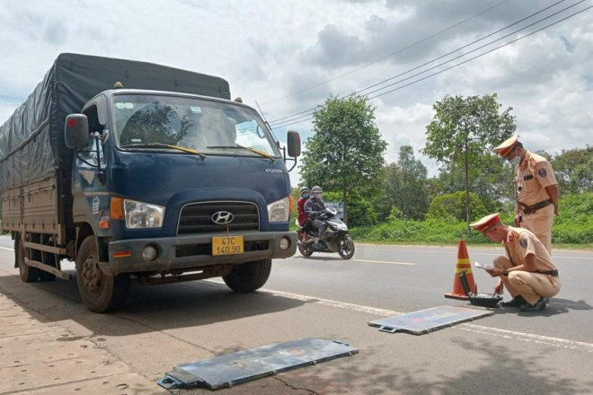 CSGT tăng cường công tác kiểm tra, xử lý đối với xe quá tải. Ảnh QM