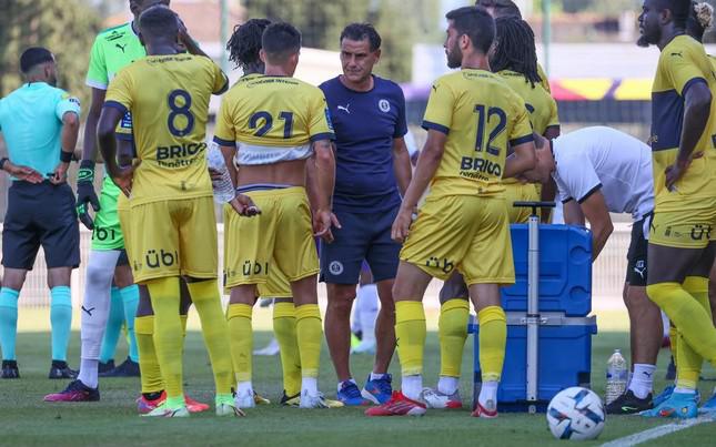 Pau FC lại thua trận, HLV Tholot thẳng thừng chê học trò - 1